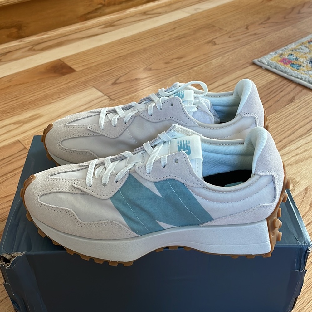 New balance 327 moonbeam & storm blue. Comes with the original box ✨NEVER WORN✨